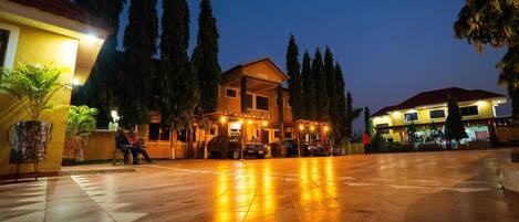 المنشأة من الخارج