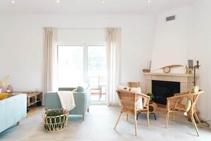 TV, fireplace - Proud Progress Homes - Casa Portus (São Brás de Alportel)