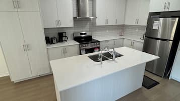 Coffee/tea maker, fridge, microwave, oven