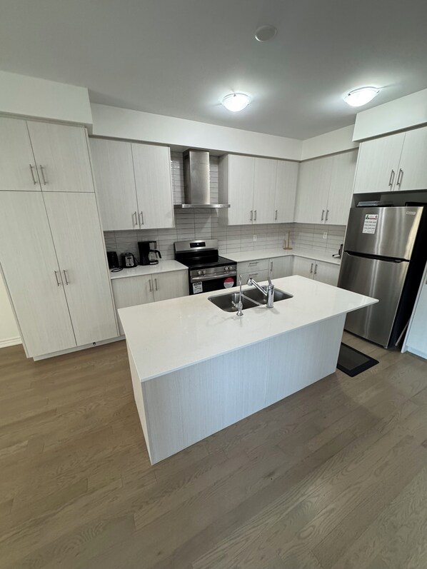 Réfrigérateur, four à micro-ondes, un four, surface de cuisson