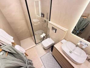 Chuveiro, secador de cabelo, bidê, toalhas de banho