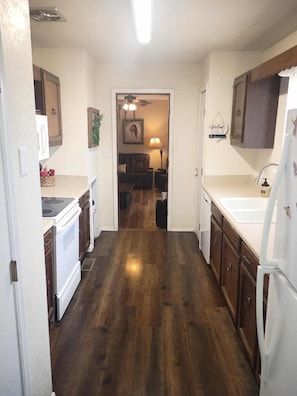 Microwave, oven, stovetop, dishwasher - NEW!! Wyld Haven Arbuckle Lake- 1.5 miles from boat ramp (Sulphur)