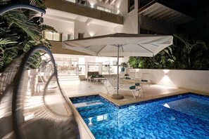 Outdoor pool, pool umbrellas, pool loungers - Olymp Luxury House (Kissonerga)