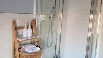 Een haardroger, handdoeken, zeep, shampoo