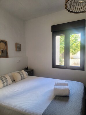 4 habitaciones, tabla de planchar con plancha y cuna de viaje 