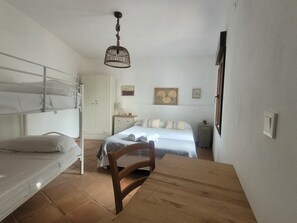 Bügeleisen/Bügelbrett, Reisekinderbett, kostenloses WLAN, Bettwäsche