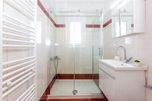 Shower, hair dryer, towels, toilet paper - Lucas apartment 1 (Athina)