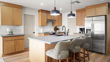 Een koelkast, een microgolfoven, een oven, een kookplaat