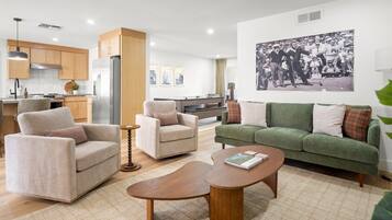 Televisie, een tafeltennistafel en boeken