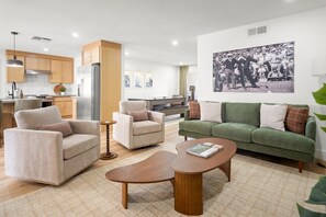 Televisie, een tafeltennistafel en boeken