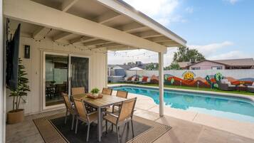 Een verwarmd zwembad