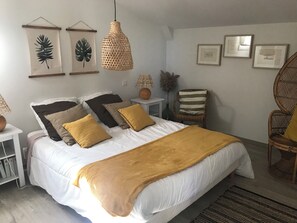 3 bedrooms, iron/ironing board, travel cot, free WiFi - Charming house in the heart of the village of Fontvieille in Provence (fontvieille)