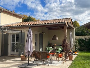 Outdoor dining - Charming house in the heart of the village of Fontvieille in Provence (fontvieille)