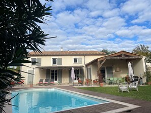 Indoor pool, outdoor pool - Charming house in the heart of the village of Fontvieille in Provence (fontvieille)