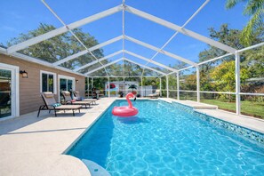 A heated pool - Stunning Gem Home w/ Heated Salt Pool & Game Room (Temple Terrace)