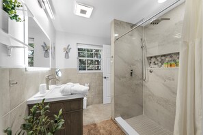 Shower, towels - Stunning Gem Home w/ Heated Salt Pool & Game Room (Temple Terrace)