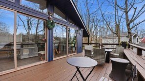 Terrace/patio - Cozy Escape Near Camelback & Kalahari - Sauna, Firepit, Pool Table, Fireplace (Tobyhanna)
