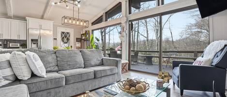 TV connectée, cheminée, livres