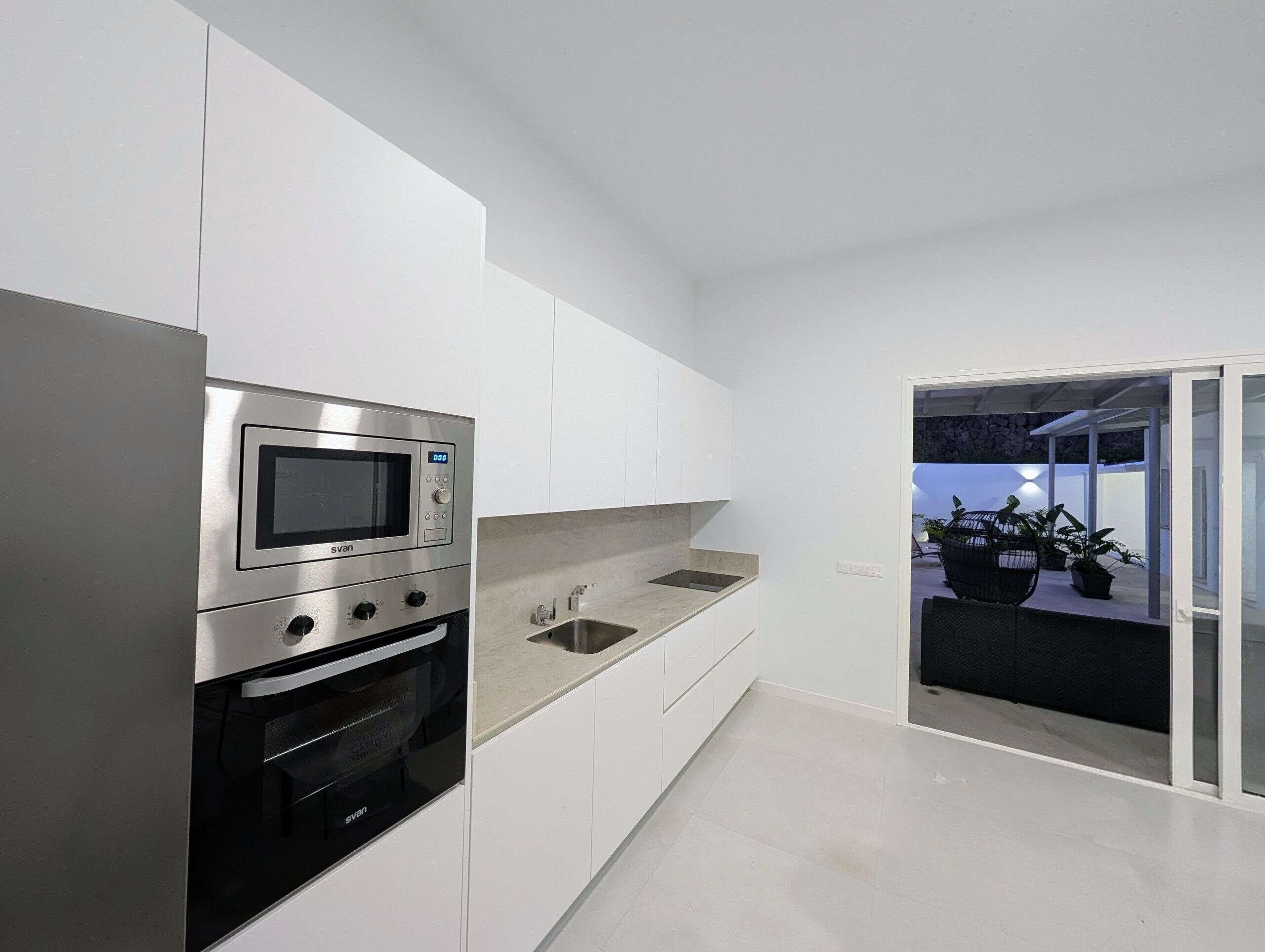 Een koelkast, een magnetron, een koffiezetapparaat/waterkoker