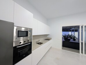 Een koelkast, een magnetron, een koffiezetapparaat/waterkoker