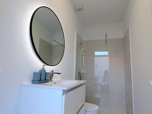 Shower, towels - Los Silos - CHC - The Cobbler's Terrace (Los Silos)