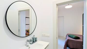 Een strijkplank/strijkijzer, gratis wifi, beddengoed