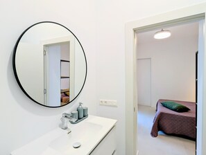 Tabla de planchar con plancha, wifi gratis, ropa de cama