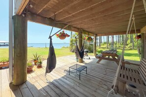Outdoor dining - Cozy Bayfront Guest Cottage - Boat Friendly Dock! (Elberta)