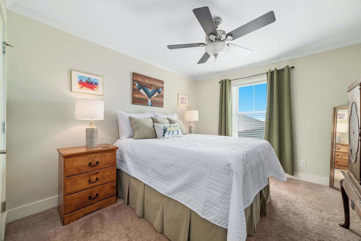 Tabla de planchar con plancha, internet y ropa de cama 