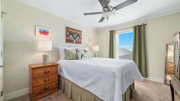 Tabla de planchar con plancha, internet y ropa de cama