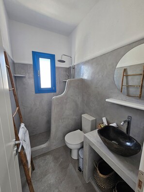 Doccia, asciugacapelli, asciugamani, sapone