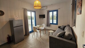 En kompakt bolig med tekøkken, spiseplads og opholdsområde.