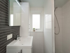 Chalet | Bathroom - Cozy Beachside Base With Dual Terraces (Noordwijk)