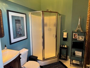 Dusche, Haartrockner, Handtücher, Seife