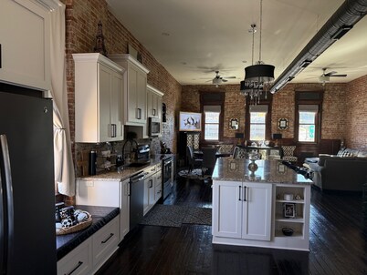 Luxurious Penthouse with AC in Kansas City River Market