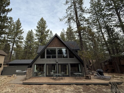 Lodge-style 4-bedroom home in Sunriver close to SHARC - ten passes included