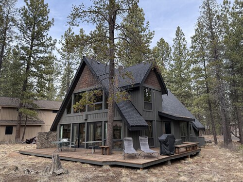 Lodge-style 4-bedroom home in Sunriver close to SHARC - ten passes included