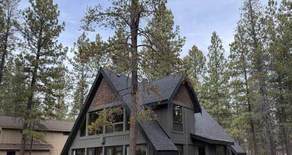Lodge-style 4-bedroom home in Sunriver close to SHARC - ten passes included