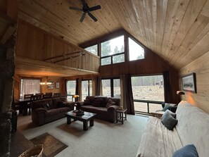 Smart TV - Lodge-style 4-bedroom home in Sunriver close to SHARC - ten passes included (Bend)