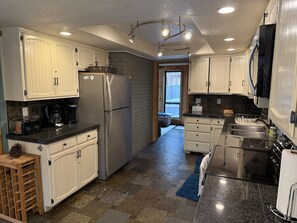 Private kitchen - Lodge-style 4-bedroom home in Sunriver close to SHARC - ten passes included (Bend)