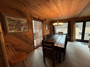 Dining - Lodge-style 4-bedroom home in Sunriver close to SHARC - ten passes included (Bend)