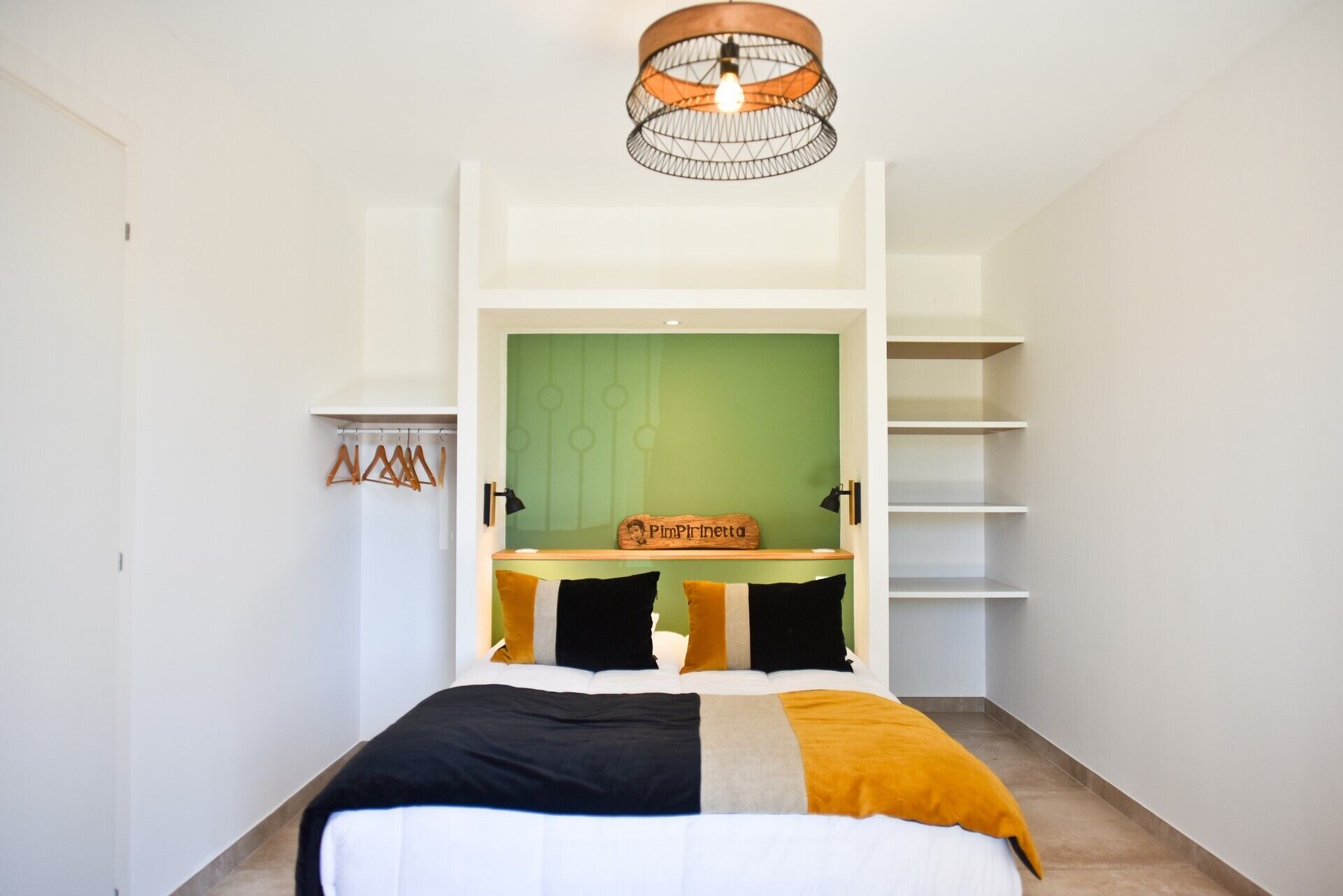 Een strijkplank/strijkijzer, internet, beddengoed