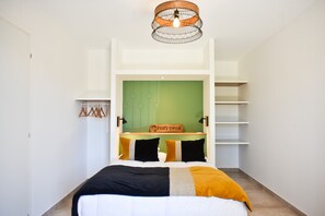 Tabla de planchar con plancha, Internet, ropa de cama