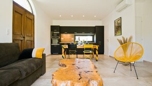 Un salon moderne avec un canapé, une table basse et un fauteuil jaune.