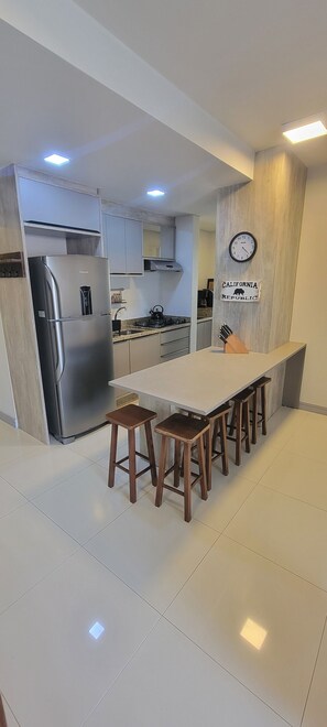 Refrigerador, microondas, horno, placa de cocina