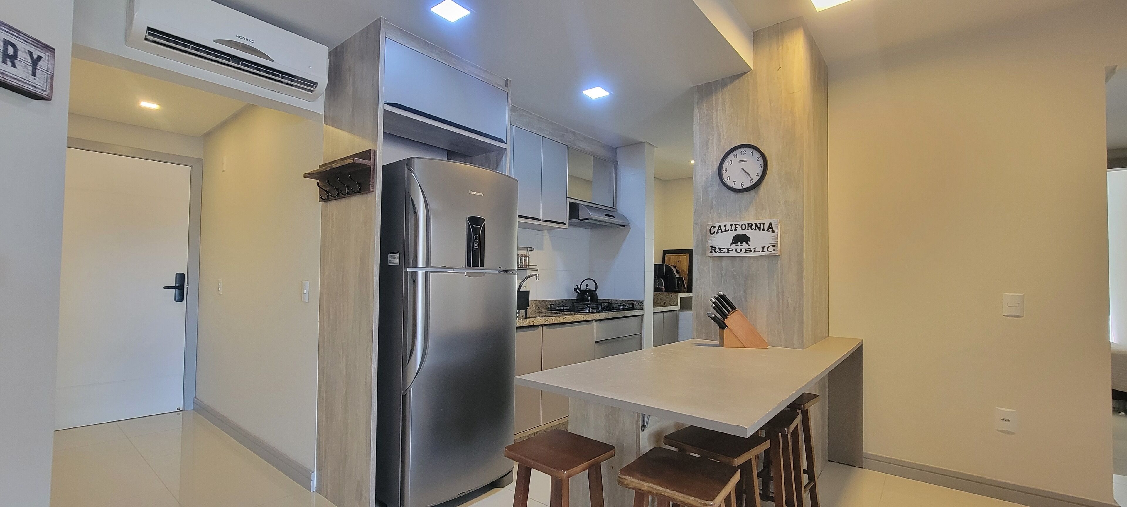 Refrigerador, microondas, horno, placa de cocina