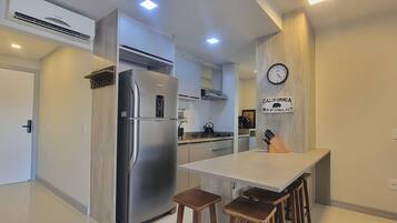 Refrigerador, microondas, horno, placa de cocina