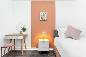 Tabla de planchar con plancha, wifi, ropa de cama