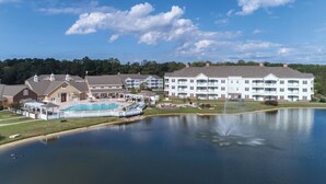 A large hotel with multiple buildings, a swimming pool, and a lake. - Spacious 2-Bedroom Williamsburg Escape, Just Moments from Busch Gardens (Williamsburg)