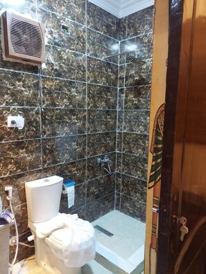 Deluxe-Vierbettzimmer, Balkon, Stadtblick | Badezimmer